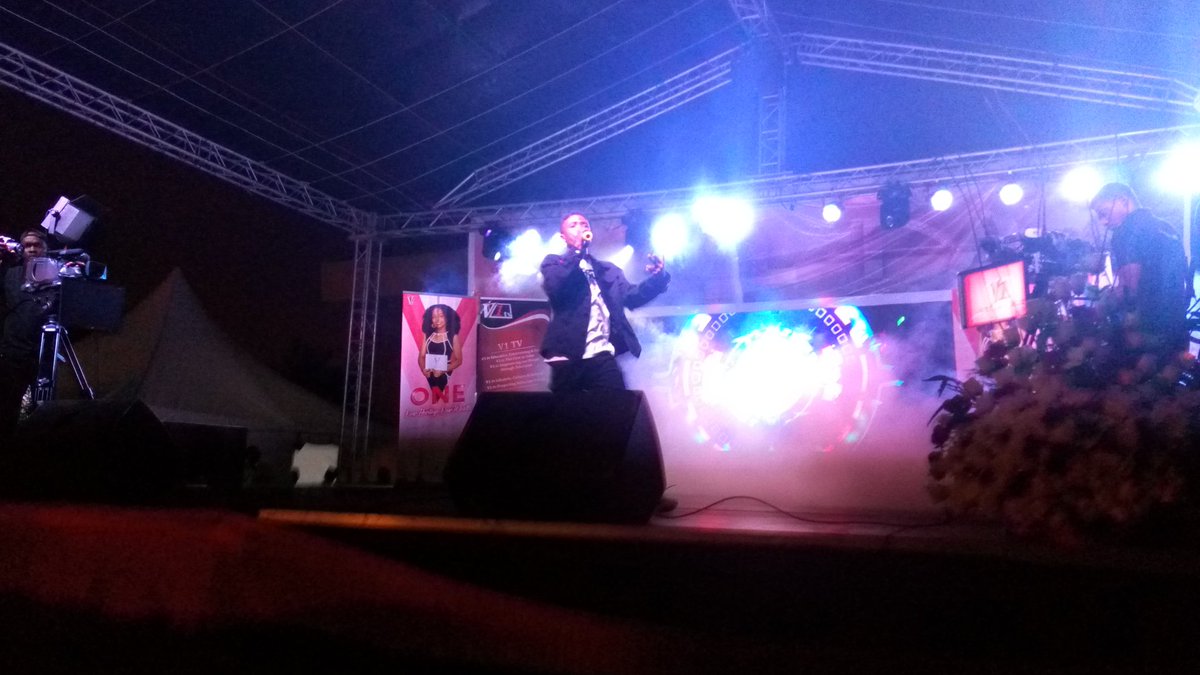 ElvyssB's tweet photo. #Gomene hit maker @kasareofficial of @StandOutEntGh performing earlier. #V1TvOutdoorsProgrammes at Jubilee park.
@V1TVgh
#EventsinHo https://t.co/fEd2ZnRJFo