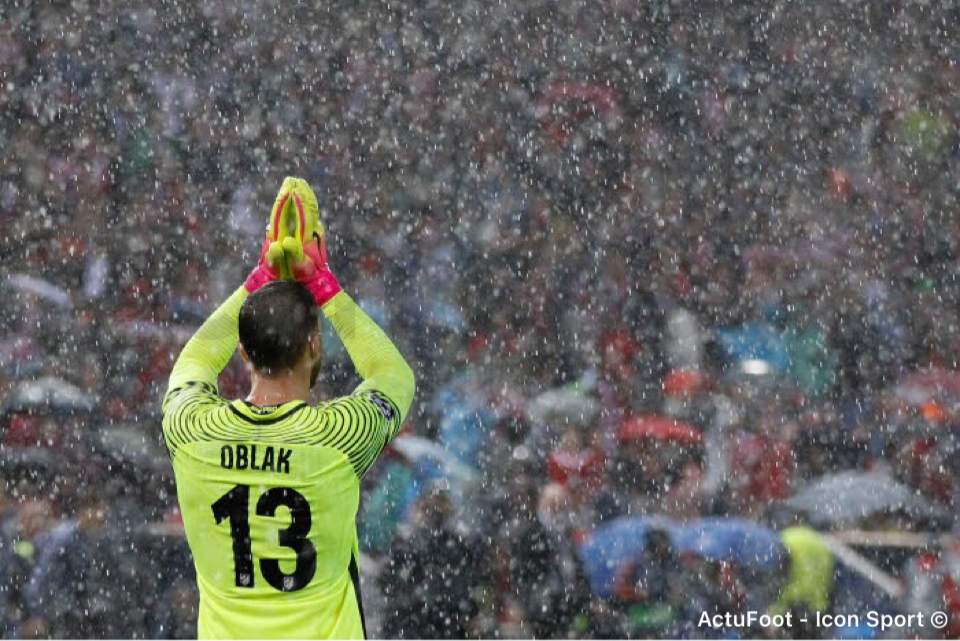 ActuFoot_'s tweet photo. Selon A Bola, le PSG pourrait payer la clause libératoire de Jan Oblak. Celle-ci s'élève à 100 M€. https://t.co/tzqXB4micy