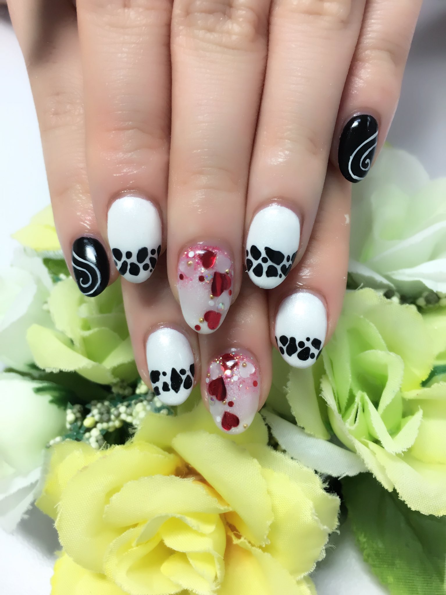 ナイスネイル池袋 キャラクターモチーフネイル One Piece トラファルガー ロー ローが大好きなハート柄をメインに他はモノトーンでかっこよく仕上げました ローの帽子の模様にもコッソリハート仕込みました くまちゃんの3dではお