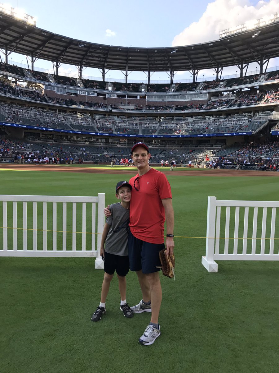 BrianUnell's tweet photo. Catching home runs in the alumni home run derby #AtlantaBraves https://t.co/tXB0jP54Yh