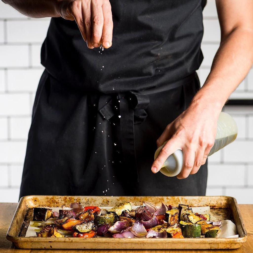 zeusstreetgreek's tweet photo. Salt Bae, Zeus style #FoodHonestly https://t.co/x4KDXks6Ui https://t.co/0sCvqr6K2v