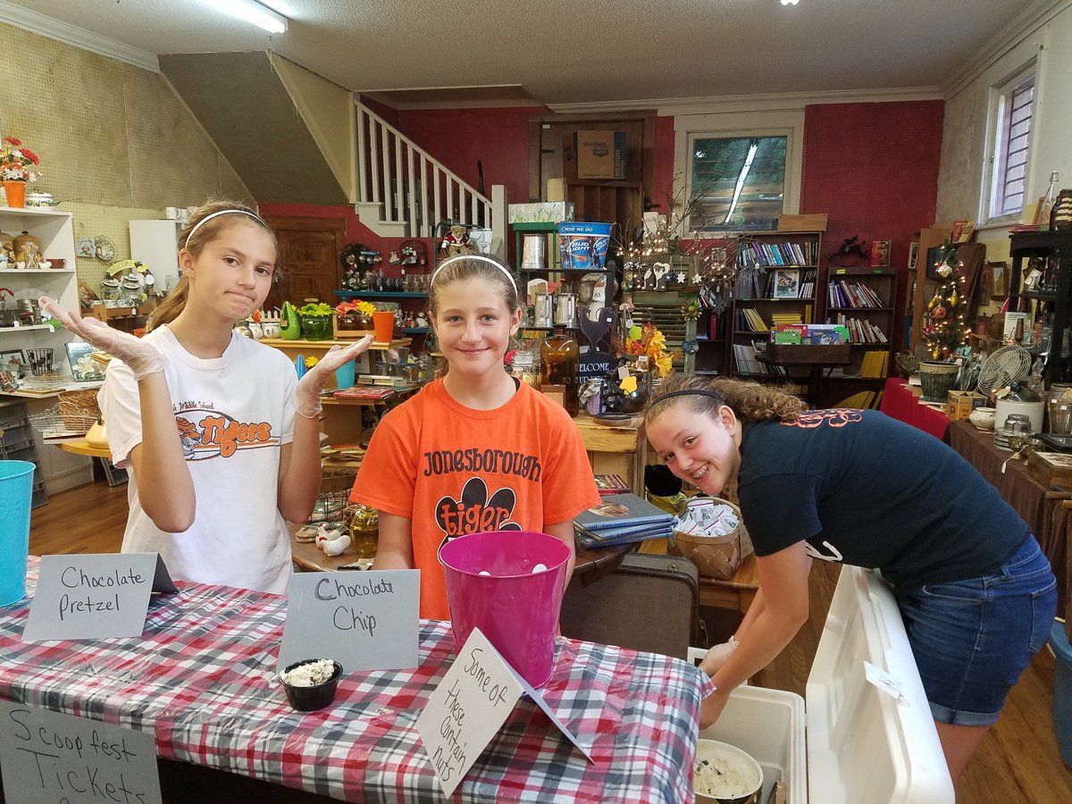 JMS Volleyall Team "served" the community by helping w/Scoopfest. (forgot to snap a group pic.) <a href="/Kimberhalliburt/">Kimber Halliburton</a> @JonesboroughMid <a href="/WCDE_TN/">WashingtonCoSch TN</a>