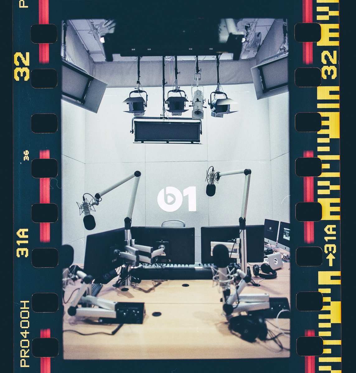 Soulection's tweet photo. show 321 is live,
back home in Los Angeles 
listen via @Beats1
📻 https://t.co/GUf90PgSN7
🎞 @vzmaestro https://t.co/PqOGyohKFr