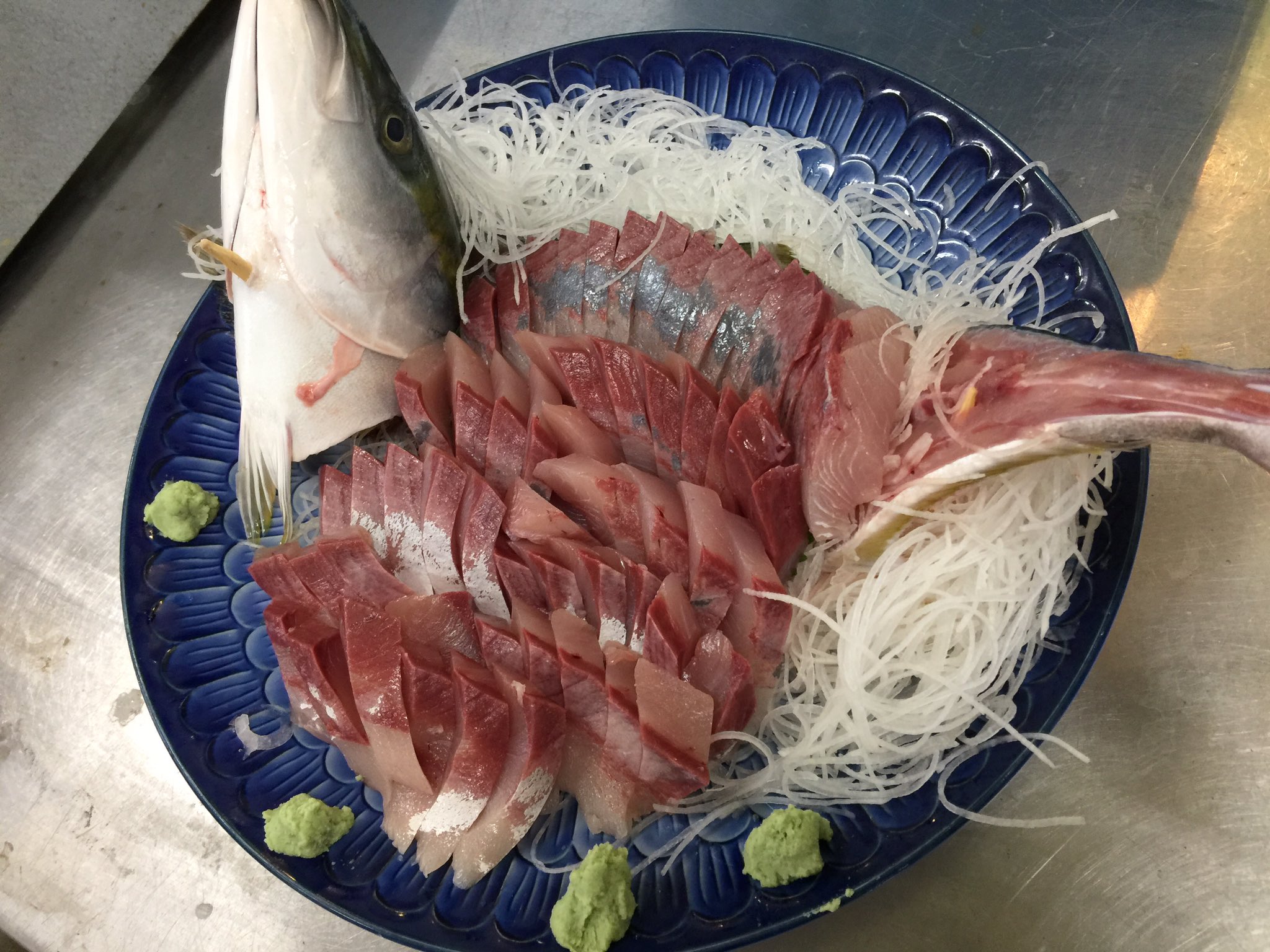 きときと屋 新湊鮮魚センター Pa Twitter フクラギのお刺身です フクラギは鰤の子供です 富山では出世魚のブリは コズクラ フクラギ ガンド ブリと名前を変えていきます 今はフクラギが揚がっています 新湊鮮魚センター 新湊きっときと市場 刺身