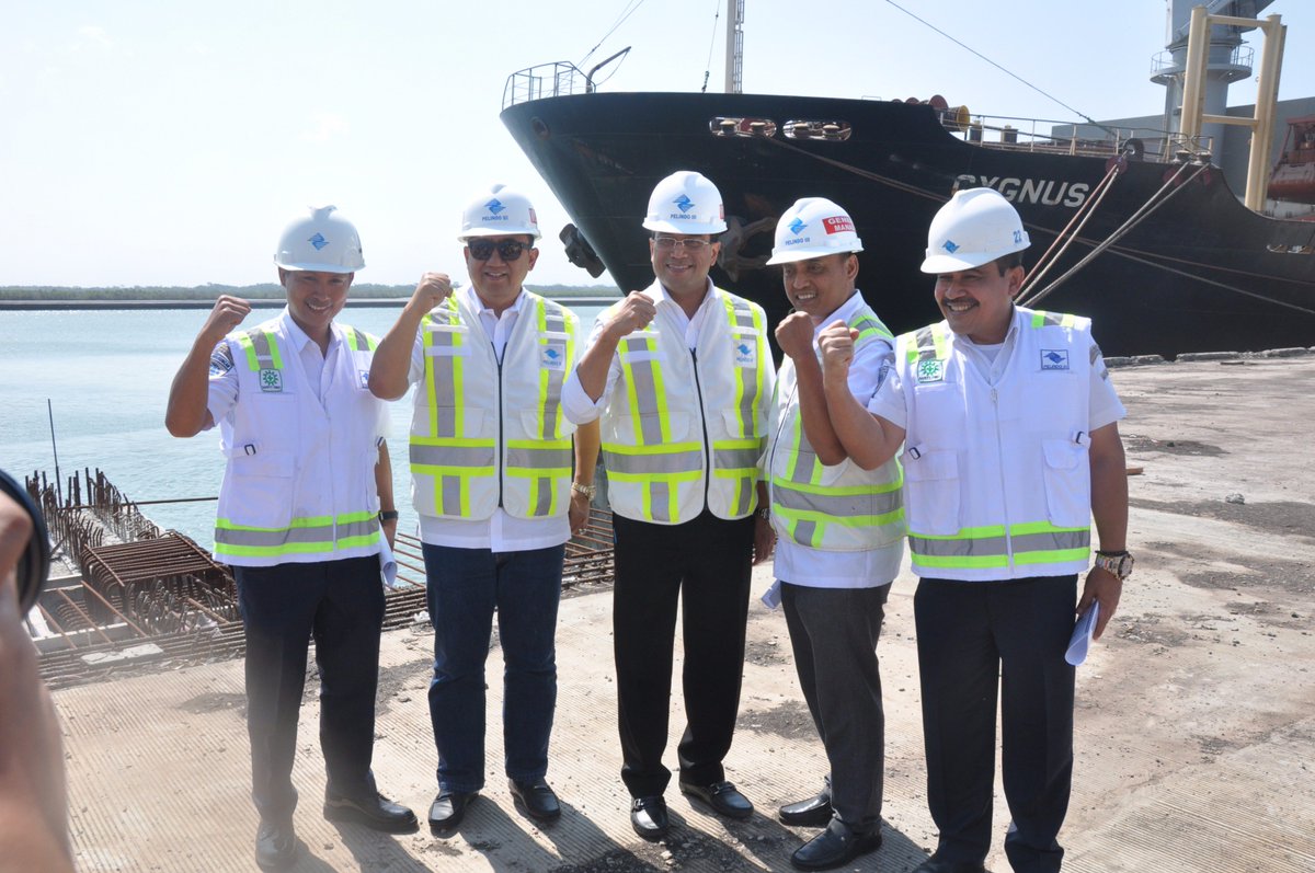 ppidcilacap's tweet photo. Kunker Menteri Perhubungan RI ke Terminal Cilacap &amp; Pelabuhan Tanjung Intan Cilacap, diterima Bupati Cilacap Tatto Suwarto Pamuji https://t.co/vSmrHzFMhN