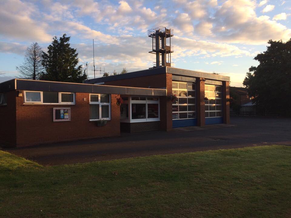 SFRS_MDrayton's tweet photo. Sunrise over MarketDrayton 🚒#HaveasuperSunday 👍🏻 #StaySafe https://t.co/hSJpFJ25Uf