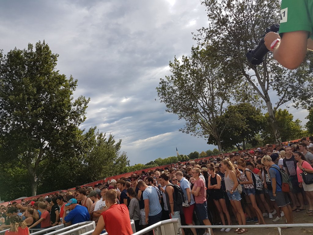 Rijen dik om terrein op te komen. Dit kan alleen in beachvolley gekke Oostenrijk. Al ruim 20.000 man. Stadion: 10.000 #WorldChampsVienna