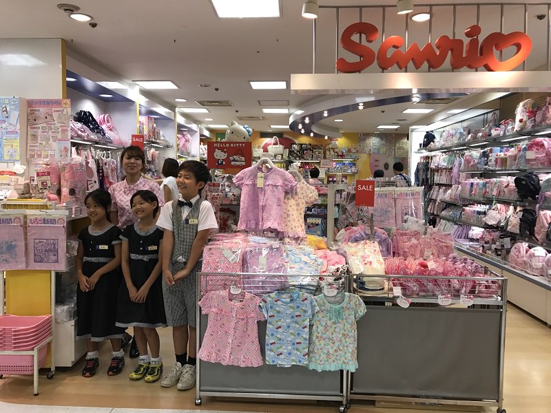 小田急百貨店 新宿店 公式 V Twitter 本日 小田急グループ親子体験イベント 小田急百貨店お仕事体験 が開催されました 開店のご挨拶から始まり インフォメーションカウンターやエレベーターでお客さまのご案内 防災センターや放送室でデパートの裏側を見学し