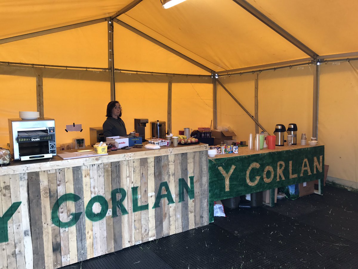 Aros ar faes <a href="/Cymdeithas/">Cymdeithas yr Iaith</a>? Dewch draw i gael brecwast blasus! #ygorlan #steddfod2017 #ffermpenrhos