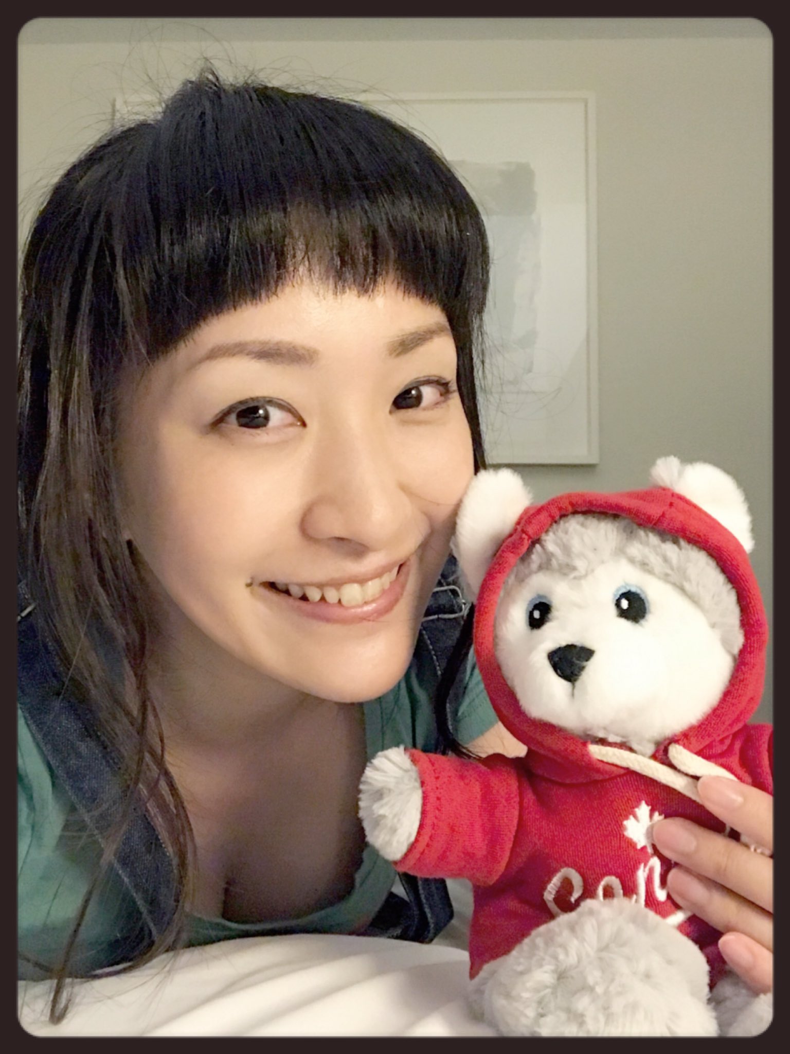 植田佳奈 こちらは深夜0時半過ぎ 眠くなってきましたね Zzz 今日はいつもの猫ちゃんの代わりに ファンの方にいただいたシベリアンハスキー君と寝ます おやすみなさい See You Tomorrow Anirevo17 T Co Ei748fxyfo