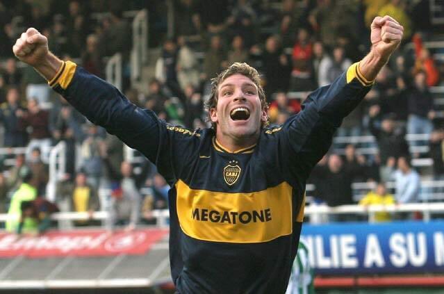 la12tuittera's tweet photo. #UnDíaComoHoy en 2006 tras la muerte de su hijo Stéfano, Palermo 💙💛 9️⃣ pidió jugar y le hizo 2 goles a Banfield 
(@NicoFernandezBB) https://t.co/D7KrG3RpYd