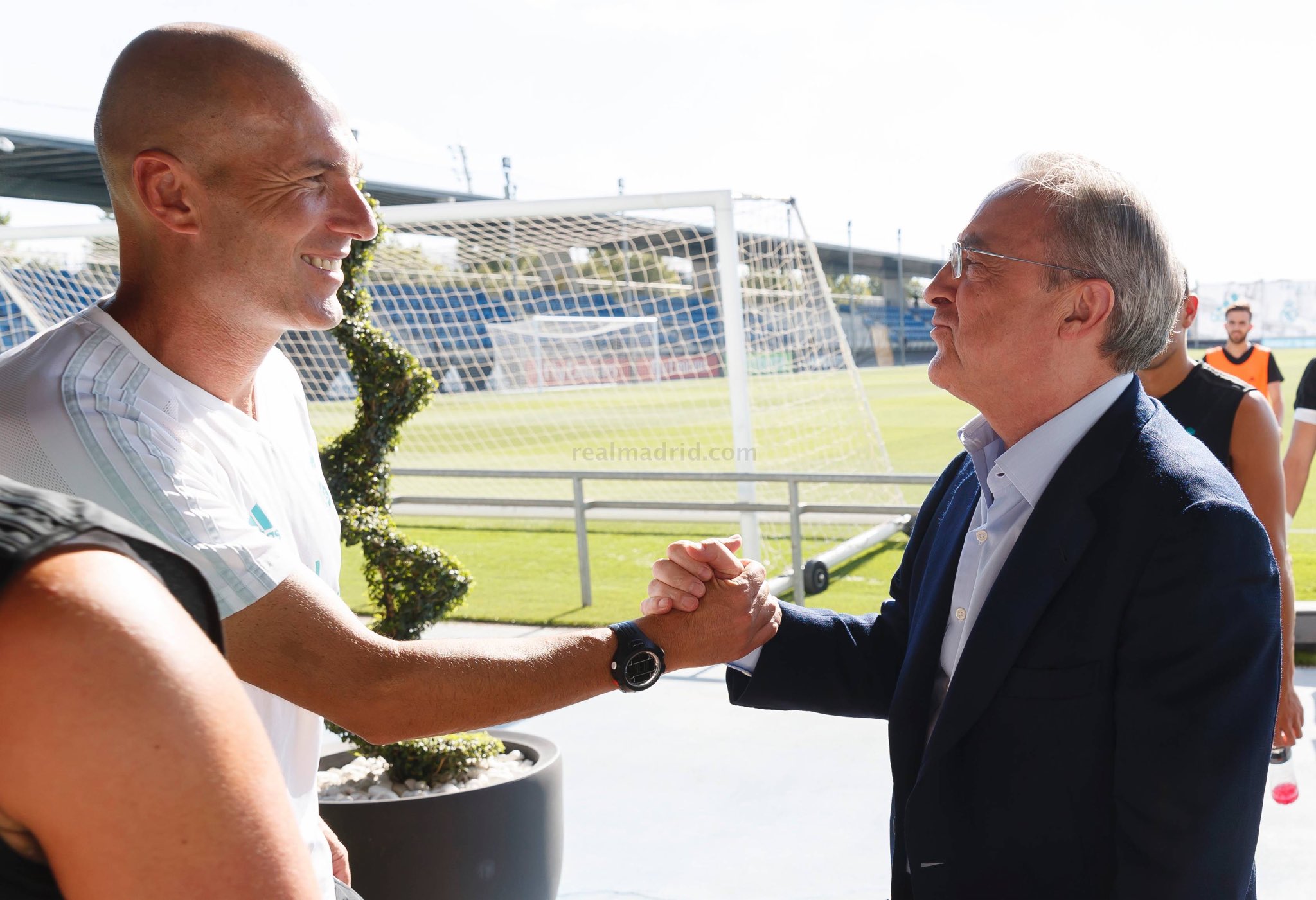 レアル マドリード C F Rmcity フロレンティーノ ペレス会長が練習を終えたチームメンバーに挨拶 Halamadrid レアル マドリード C F Rmcity フロレンティーノ ペレス会長が練習を終えたチームメンバーに挨拶 Halamadrid