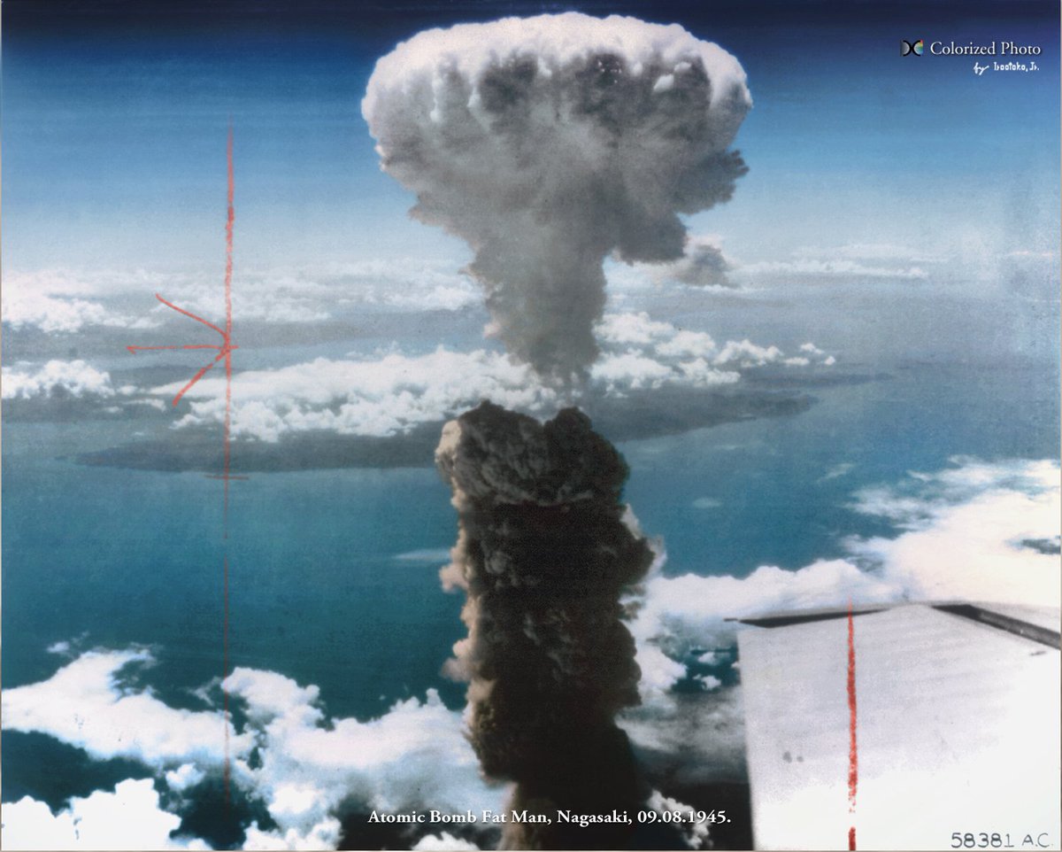 山下敦史 中に含まれるものの重さで上下に分かれたキノコ雲 長崎 Atomic Bomb Fat Man Colorized この下では爆発で巻き上げられた瓦礫が降り注いでいると思う