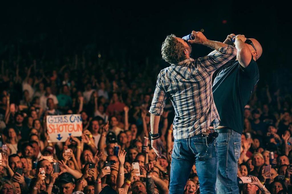 DierksBentley's tweet photo. #saturdaysarefortheboys AND girls! wish i could have gotten to you with the sign. too far away. next time. Thanks … https://t.co/SMLcm8aU2f https://t.co/L7jhNLWflp