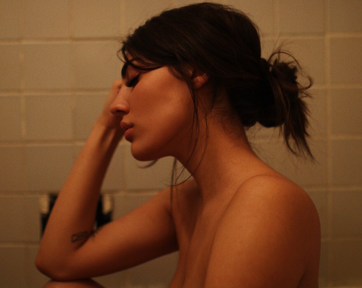 orionvanessa's tweet photo. tonight i wear solitude https://t.co/yitKDsyiYV
