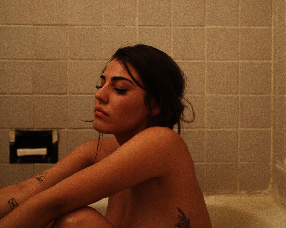 orionvanessa's tweet photo. tonight i wear solitude https://t.co/yitKDsyiYV