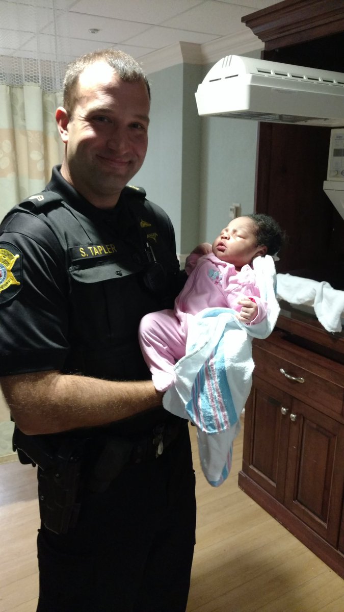 SgtStevenTapler's tweet photo. Such a beautiful baby girl!  Mom, Dad, and baby are doing great!  They were nice enough to let me stop by. #LivePDBaby @OfficialLivePD https://t.co/67Yz7DHI0E