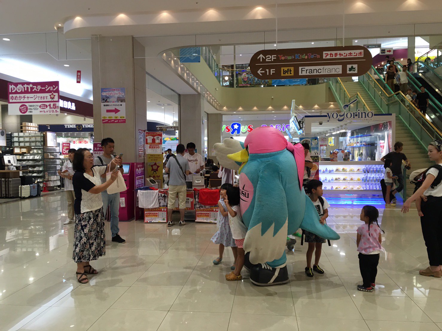 サガン鳥栖公式 ゆめタウン佐賀にて 8 19 土 Vs大宮 鷹の祭典17 の観戦チケット販売ブースを出展しています 来場者全員プレゼントの記念ユニフォームを着てスタジアムで熱い応援お願いします Sagantosu サガン鳥栖 鷹の祭典 T Co