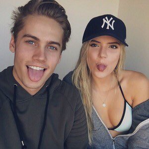 OfNeels's tweet image. A single father with no kids. And then me.