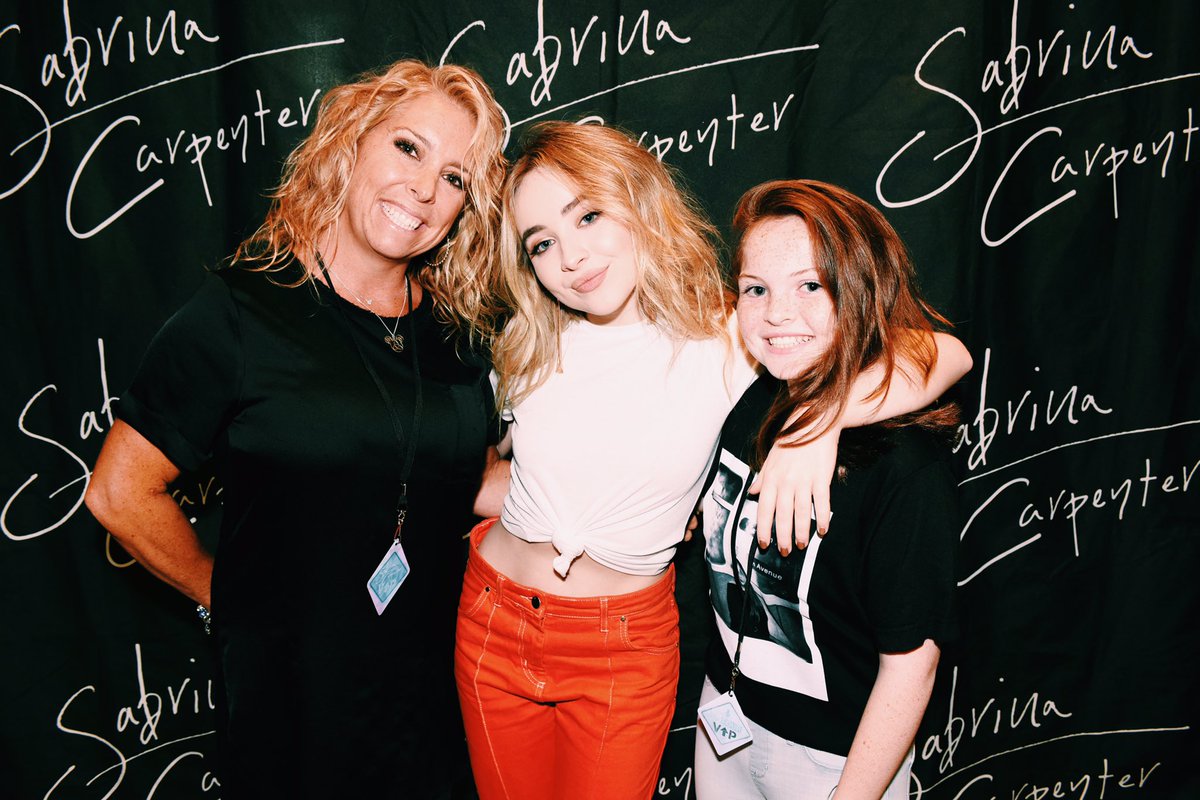 sabrinasspark's tweet photo. soooo... this happened. i love you so much @SabrinaAnnLynn https://t.co/TSUOa0ioC0
