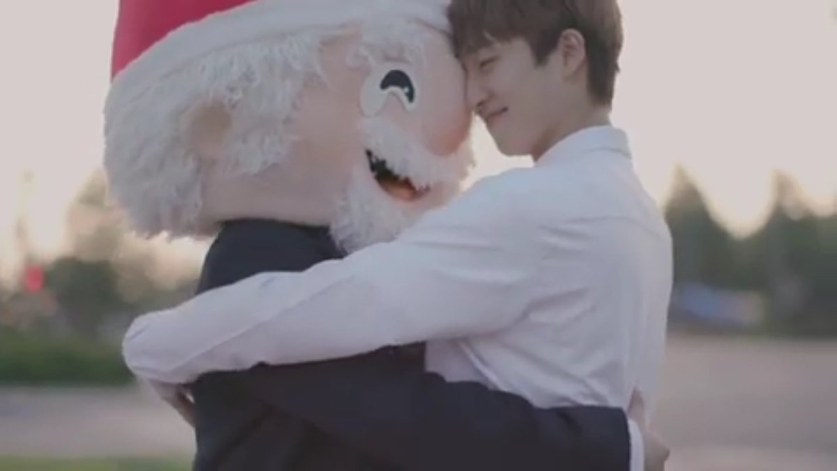 JUHAKNYEON_TH's tweet photo. เฉลยแล้วนะคะ มาสคอตหมูที่อยู่กับฮักนยอน=นิว 🐷 มาสคอตซานต้าที่อยู่ซังยอน=ฮักนยอน 🎅🏻
#더보이즈 #THEBOYZ https://t.co/UvSx8ByIiY