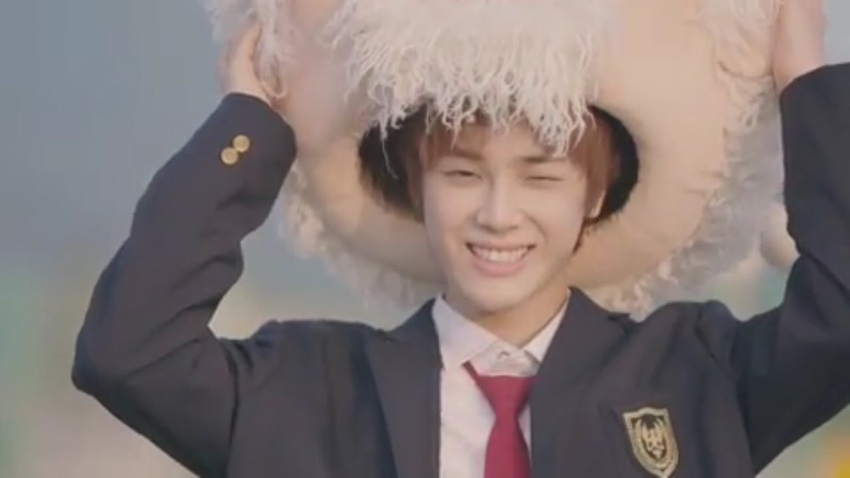 JUHAKNYEON_TH's tweet photo. เฉลยแล้วนะคะ มาสคอตหมูที่อยู่กับฮักนยอน=นิว 🐷 มาสคอตซานต้าที่อยู่ซังยอน=ฮักนยอน 🎅🏻
#더보이즈 #THEBOYZ https://t.co/UvSx8ByIiY