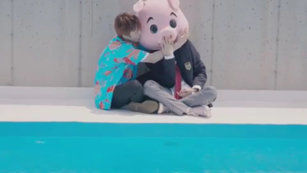 JUHAKNYEON_TH's tweet photo. เฉลยแล้วนะคะ มาสคอตหมูที่อยู่กับฮักนยอน=นิว 🐷 มาสคอตซานต้าที่อยู่ซังยอน=ฮักนยอน 🎅🏻
#더보이즈 #THEBOYZ https://t.co/UvSx8ByIiY