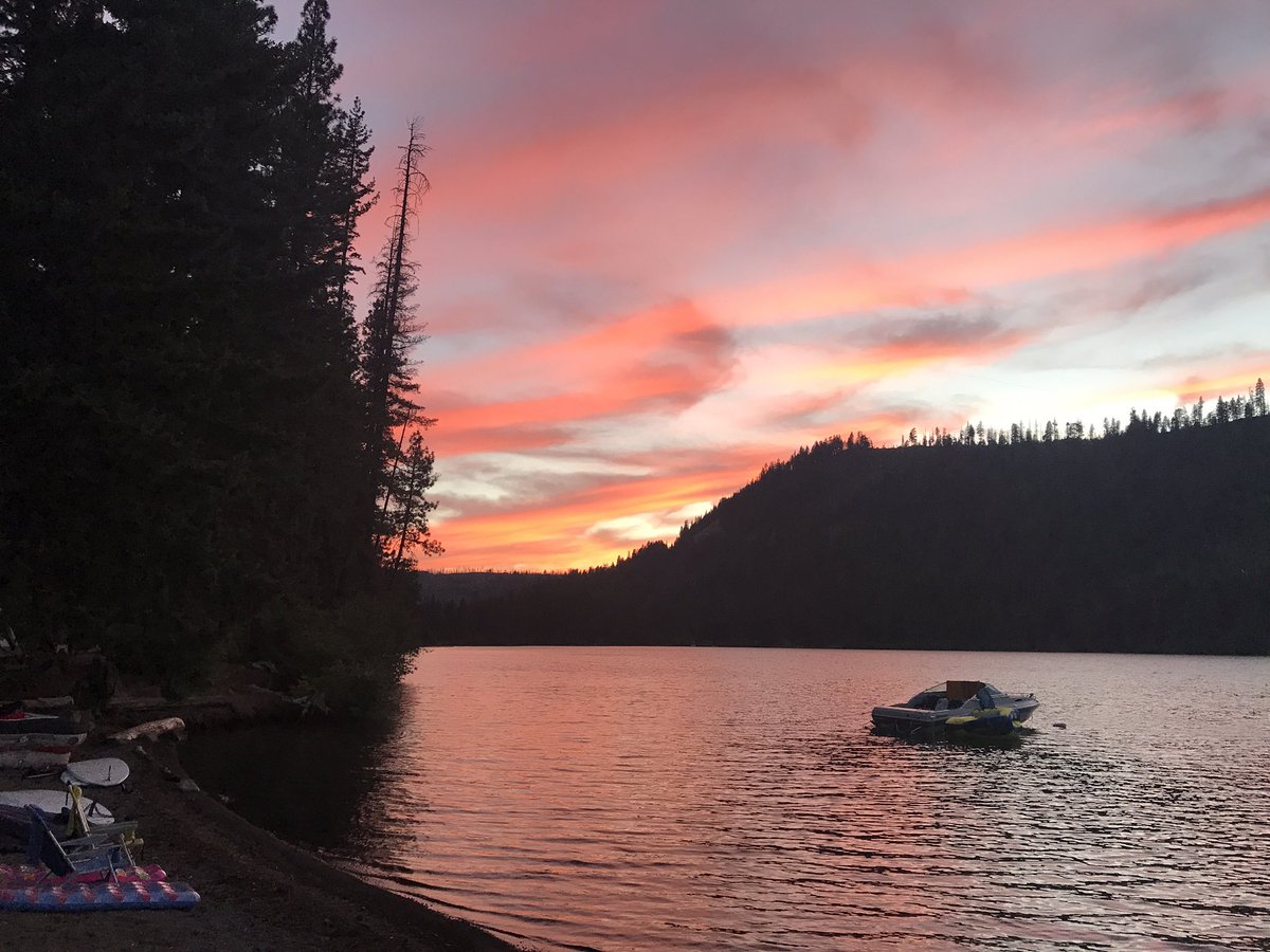 MeaganWristen's tweet photo. The #sunset tonight at #SuttleLake #traveloregon https://t.co/NUhMK4EnUV