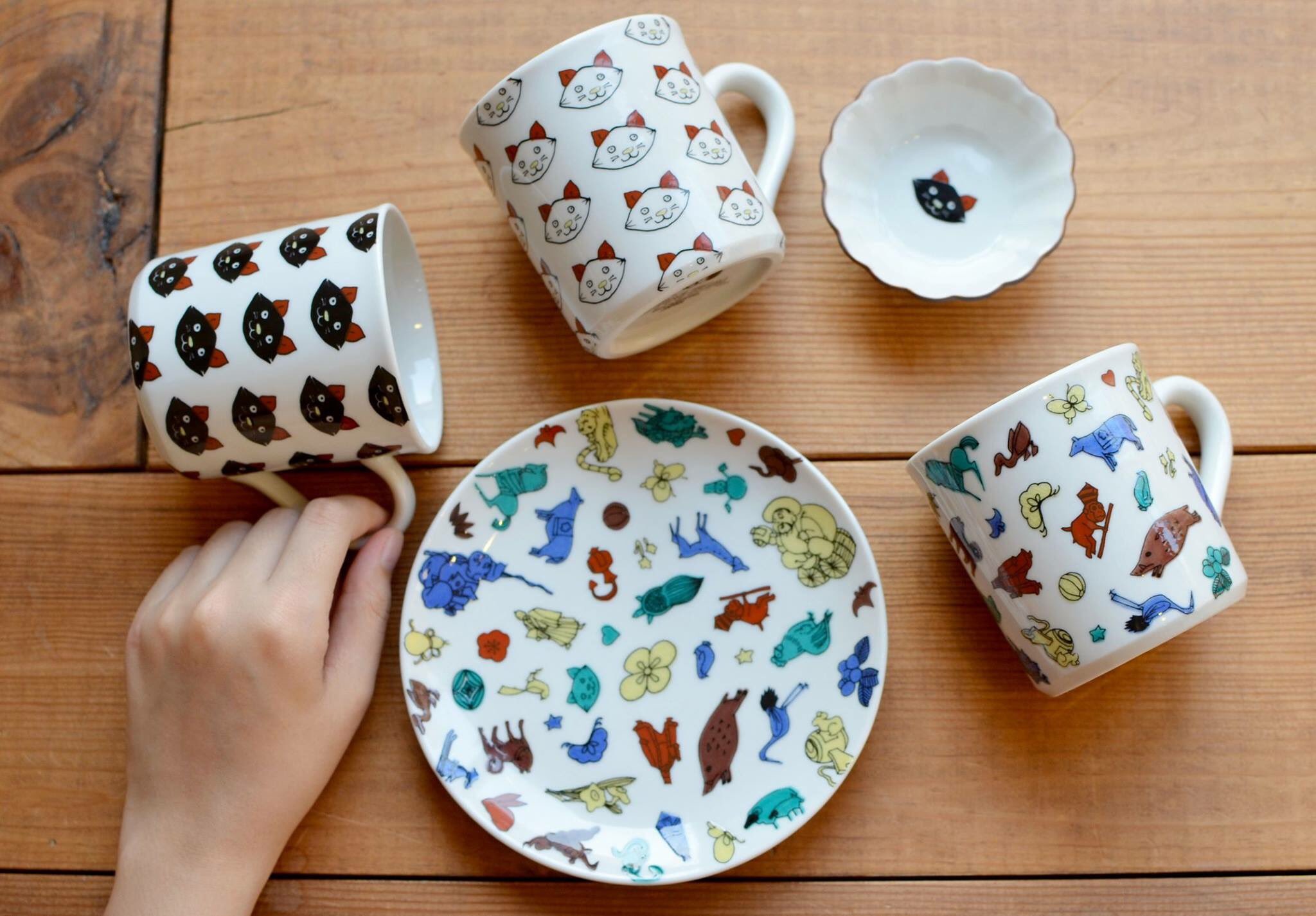 Playjapan Twitter ನಲ ಲ 九谷シール 加賀百万石を代表する高級食器の九谷焼 をもっと身近に という思いから 老舗の 上出長衛門窯 と 丸若屋 が立ち上げた九谷焼の転写ブランド おとぼけな表情をした猫やイノシシ ニコニコ顔の大黒さまなど ポップな