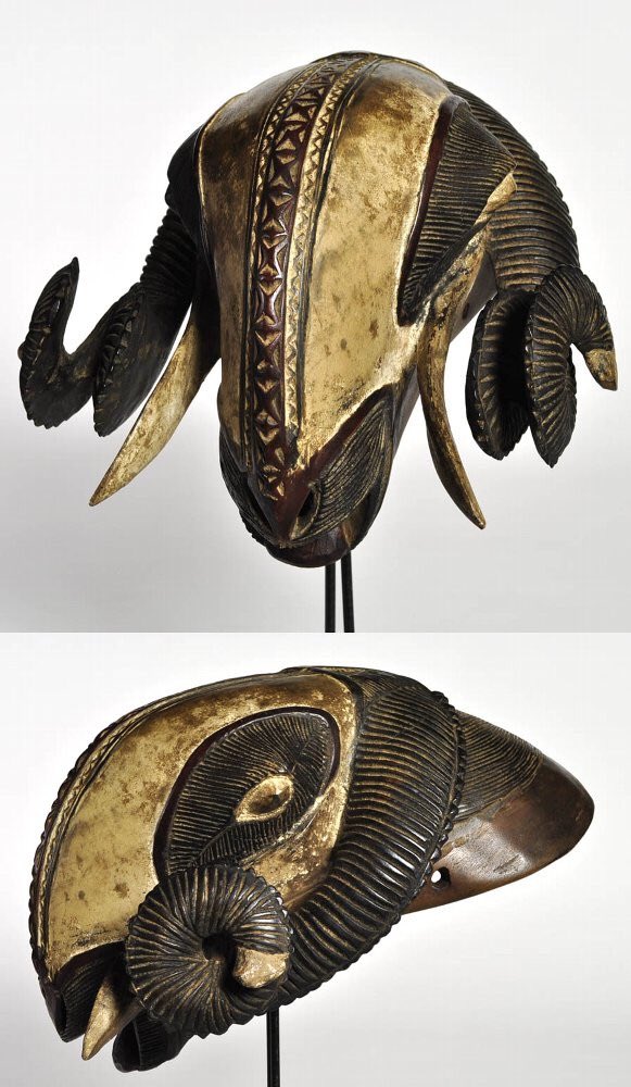 中野 骨董ジャンボリーに入ったら アフリカンアートを売ってるアフリカ人から アサラト少しやらせて って言われてアサラト一緒に振った あとバウレ族の山羊マスク実物を触らせてもらった やっぱカッコいい