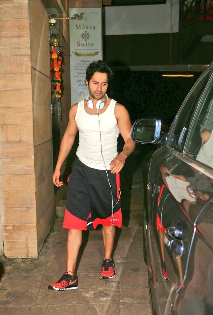 Varuniacs's tweet photo. HQ Pictures #2: Varun Dhawan Snapped At Juhu! ❤😉

Admin @B0MBAYCH0PRA 

#Untagged #VarunDaily https://t.co/W06GaMXvKb