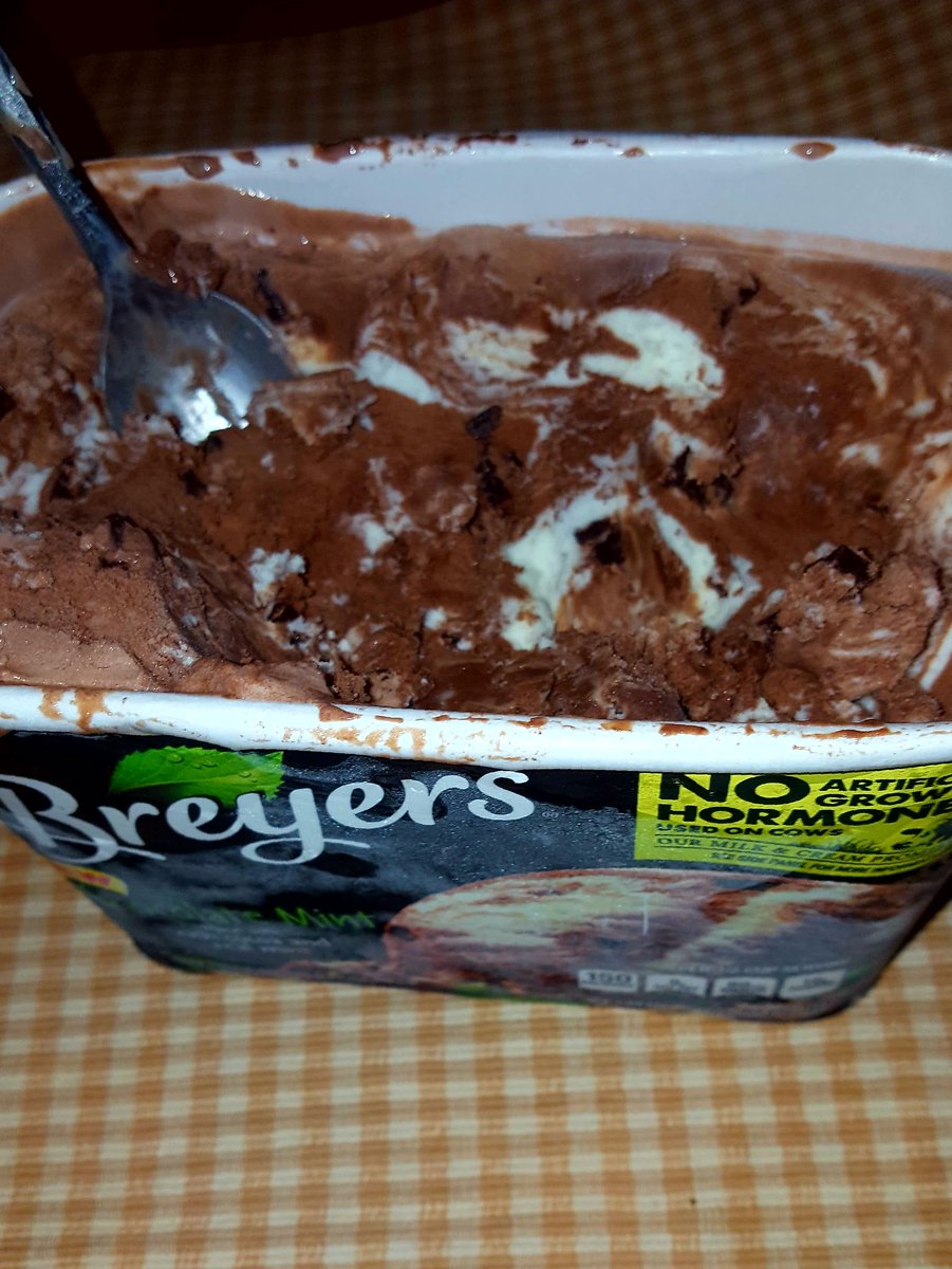 carriew168's tweet photo. @Rockyourmessage @hoochhhhh @bdckool @bill44077 @Jessicasquared3 @lauramariescott @hmgivingsoul @pismoeyedoc @lifesanattitude TY Jane!💜OMy cookies looked so YUMM  I thought ALL day about them😘 
Guess Im stuck eating Choc Mint Chip Ice cream Yup #WholeTub #NoBowls🐷 https://t.co/wRBW8TM0cq