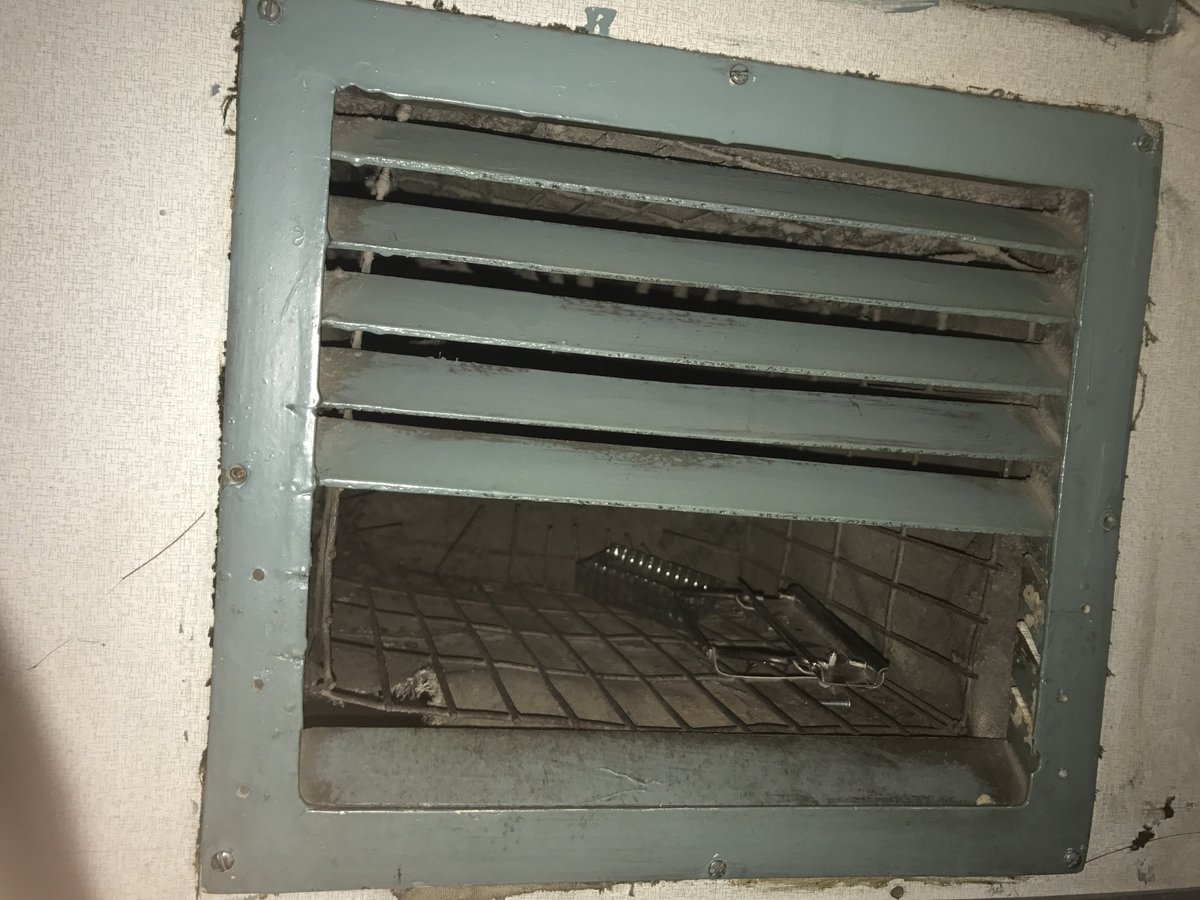 verma_anuja6's tweet photo. Ac3 coach B2 seat 3..non working ac and broken window. Kanpur anwarganj-ANVT express. What a shame!! Why r we charged?? @RailMinIndia https://t.co/WXyCDXx7UD