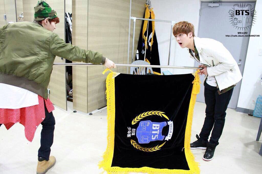 ゆんたんはね
ジンくんが
「ユンギこの色似合うよ、きっと」
とかゆーたら
「似合わねーよ」とか言いながら
次の日その色に染めてる系男子です
それ見たジンくんが
かわいいねって言うとうるせぇって言ってほっぺ赤くするかわいいやつ‼︎
#ジンシュガ 🙌❤️❤️❤️