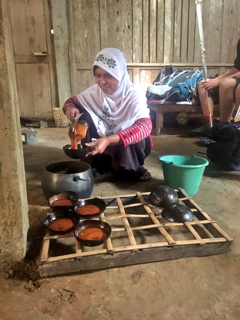 AGSWChallenge17's tweet photo. A day out learning about processing palm sugar, coffee and tea. https://t.co/rNgpZwXw7x
