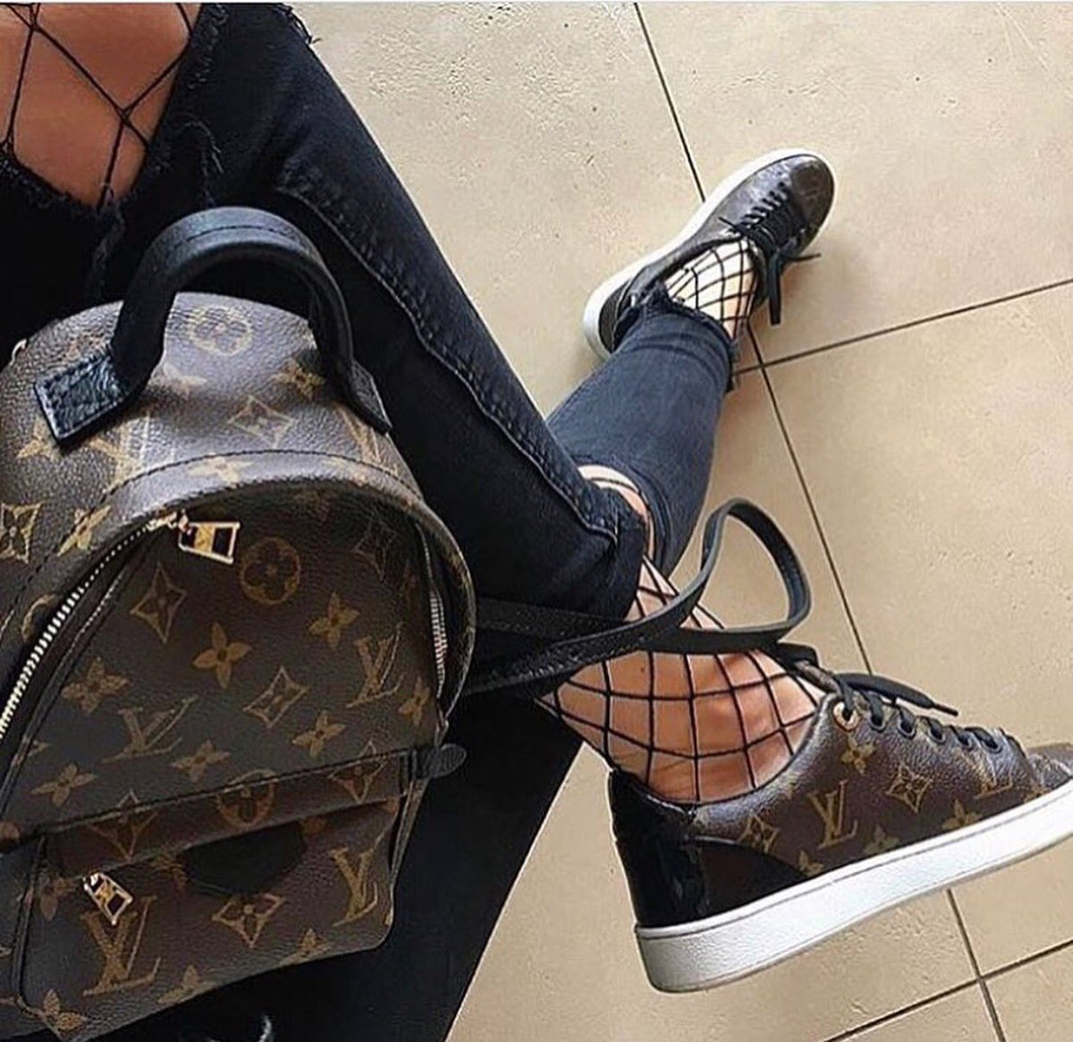 شوزات شنط بااقل الاسعار
ومطلوب مسوقات خبره

 #وش_اصعب_لهجه

 #كيف_ترتيب_عايلتك