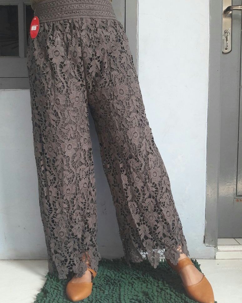 Kulot brukat import motif baru. Yuk diorder, untuk info dan pemesanan bisa WA 081287859599 #kulotbrukat #celanabrukat #fashionmuslim #ootd