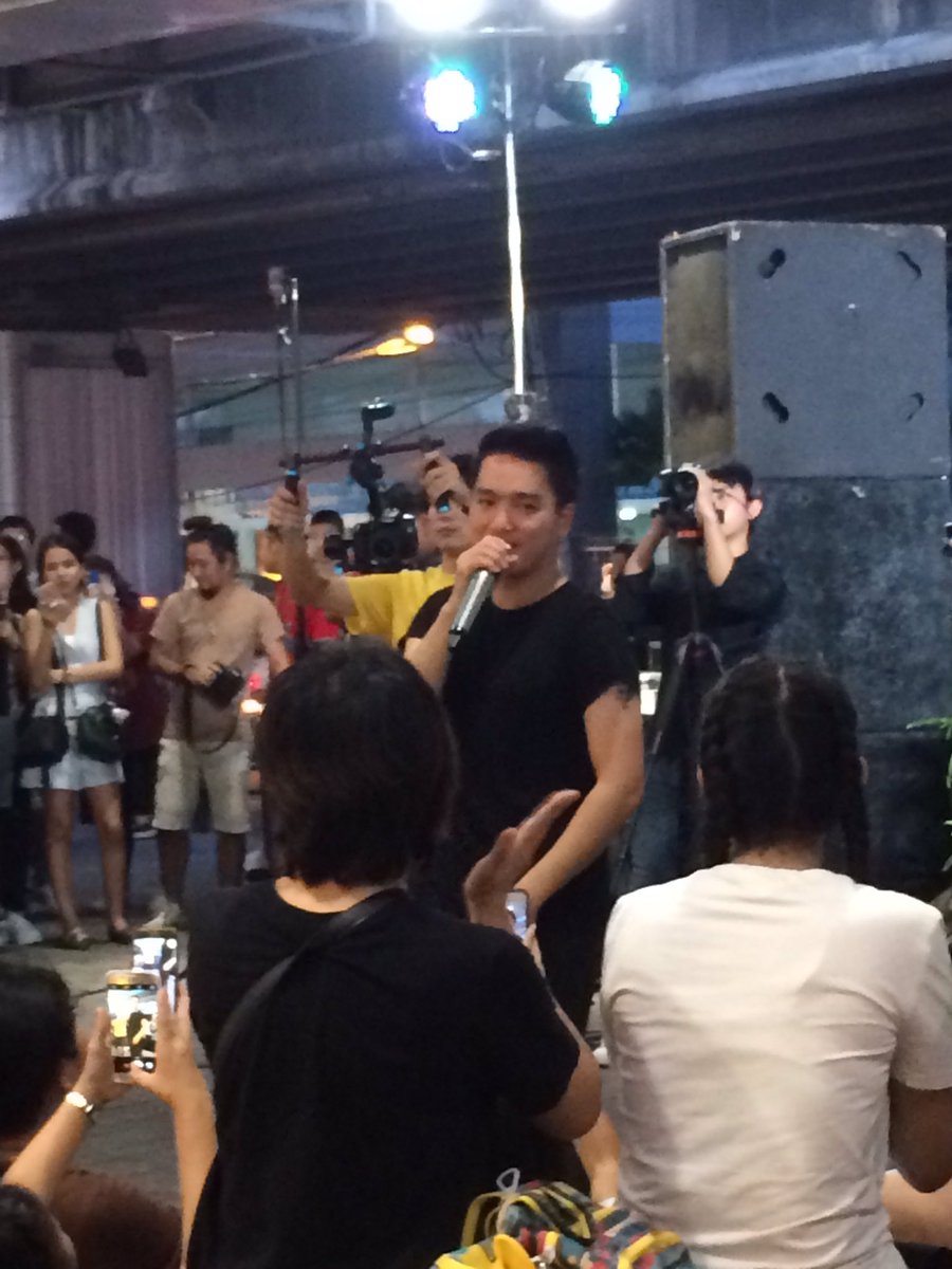 sornamarin's tweet photo. งานล่าสุด กล้องไม่ดีแต่รอยยิ้มพี่ชัดเจนมาก 😝😍

At MBK (5/8/2560)
#เอ๊ะจิรากร https://t.co/1feJbfYFkt
