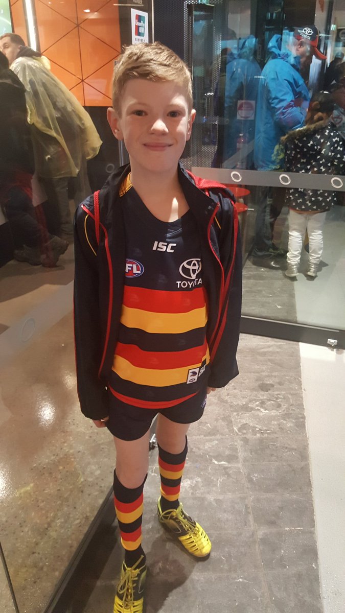 leashaNkurt's tweet photo. #weflyasone #bendigobank #adelaideoval ready to run with the Crows https://t.co/mE1JG2RgL2