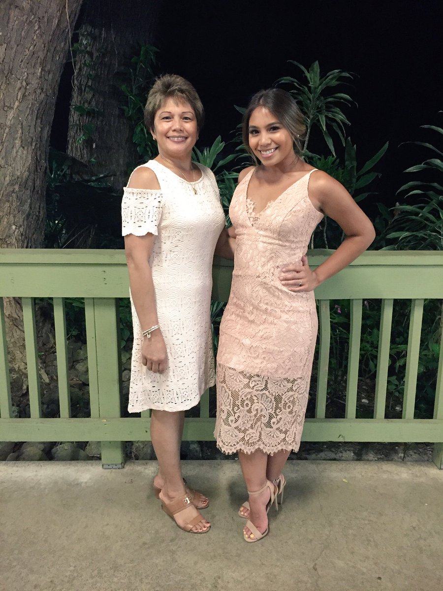 jesltab's tweet photo. She looks like my mom.
Who disssss?! 😂 #matchingwithmom https://t.co/zwMYGRw4sH