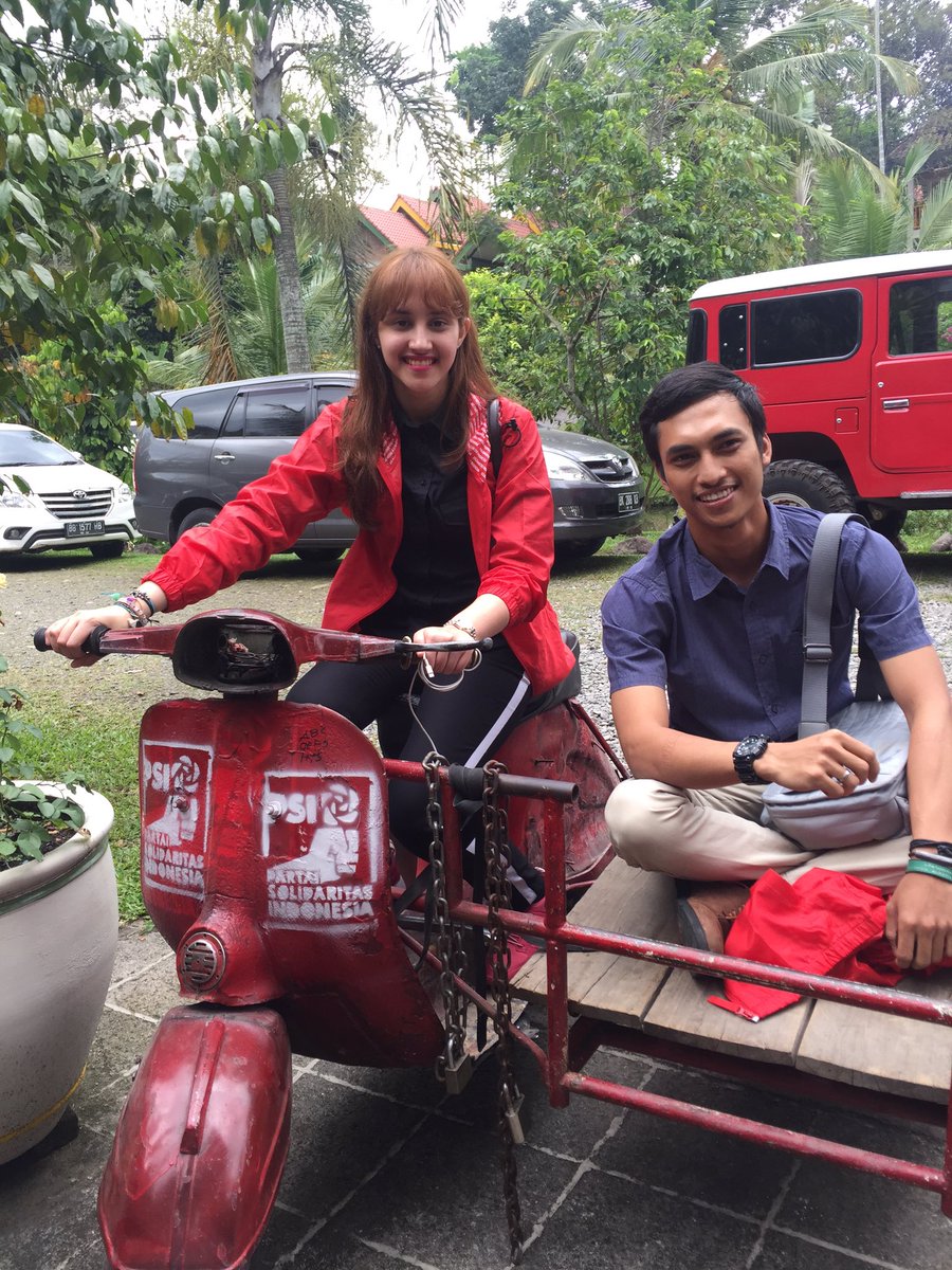 TsamaraDKI's tweet photo. Duduk di motor bersejarah. Motor yg mengantarkan berkas-berkas penting PSI Sumut untuk memastikan verifikasi KPU. Siap diverifikasi! 💪 https://t.co/KS9HQDij4B