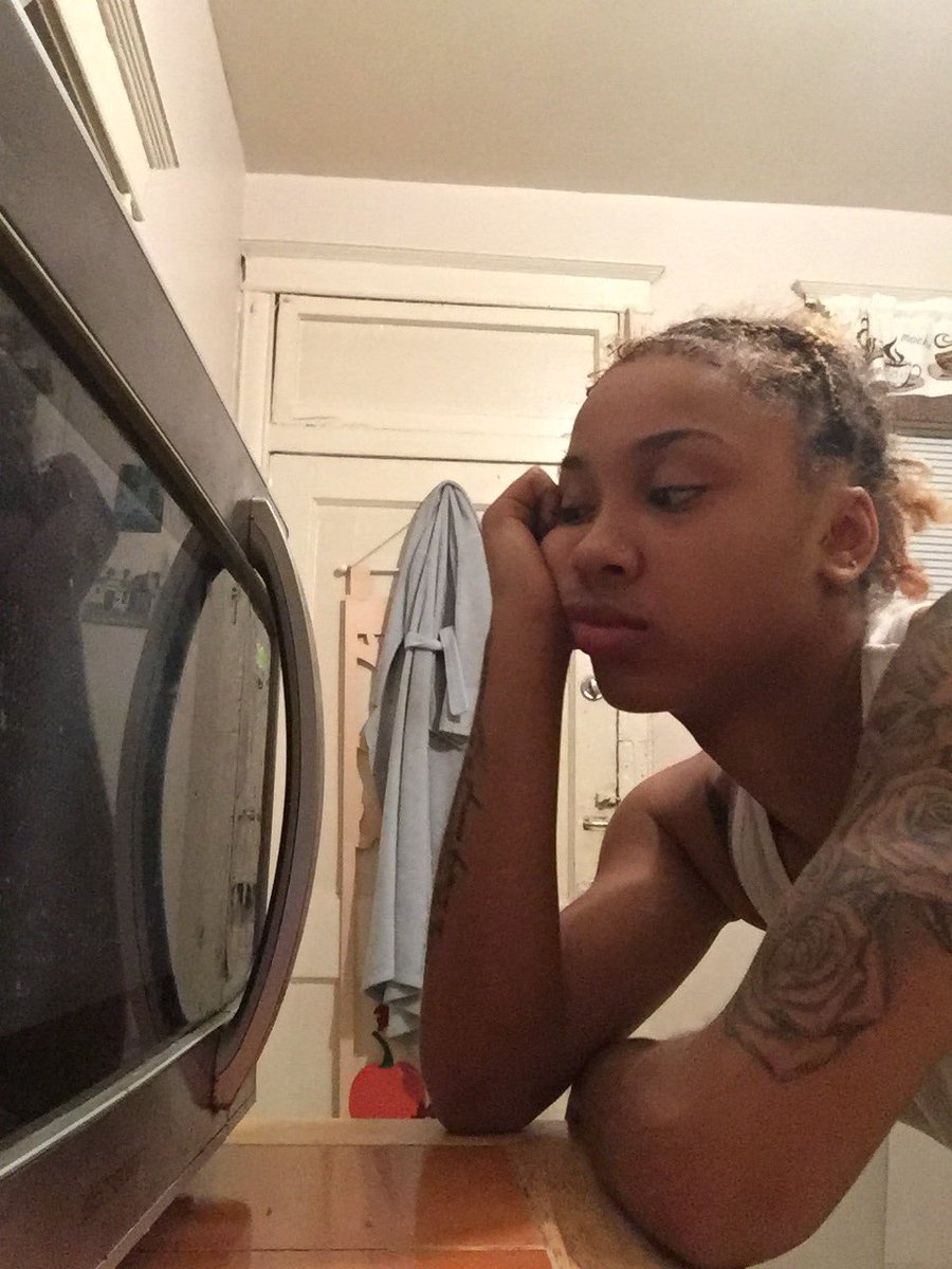 CheyYeezy_'s tweet photo. When you gotta sit at the microwave and make sure it don't go off while yo momma sleep ππ€¦π½ββοΈ https://t.co/x8OFSEdiwY
