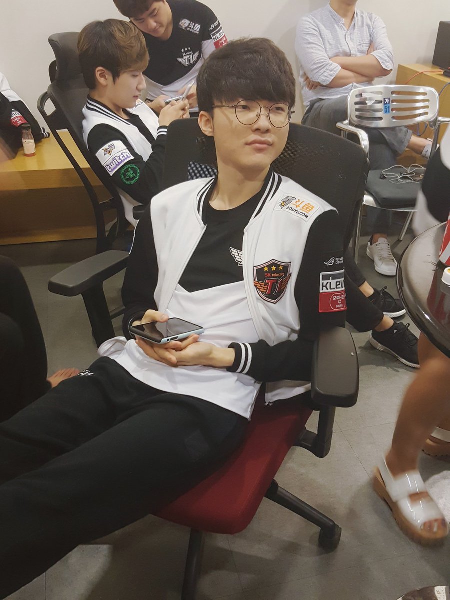 T1LoL's tweet photo. 오늘 5시부터 우리팀과 bbq의 경기가 진행됩니다. 시즌 본선 마지막 경기 승리로 마감할 수 있도록 응원해주세요!
#SKTT1 vs bbq will start at in an hour. Please cheer for us to win. #SKTWIN https://t.co/n4tkrXYEQD