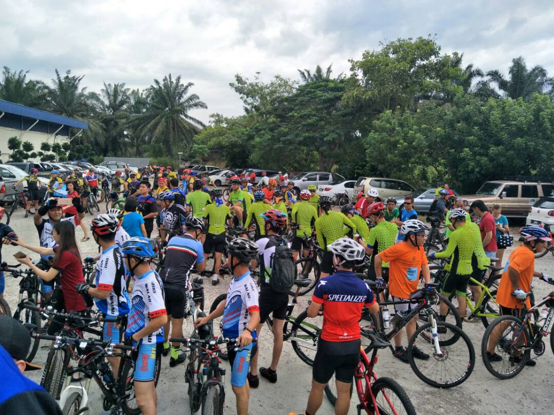 YB Teoh merasmi Program Jelajah Berbasikal di Pekan Paloh. <a href="/HishammuddinH2O/">Hishammuddin Hussein 🇲🇾</a> <a href="/onnhafiz/">Onn Hafiz Ghazi</a> <a href="/khalednordin/">Khaled Nordin 🇲🇾</a> <a href="/weekasiongmp/">Dr Wee Ka Siong 魏家祥</a> <a href="/SembrongP153/">Sembrong Kita</a>