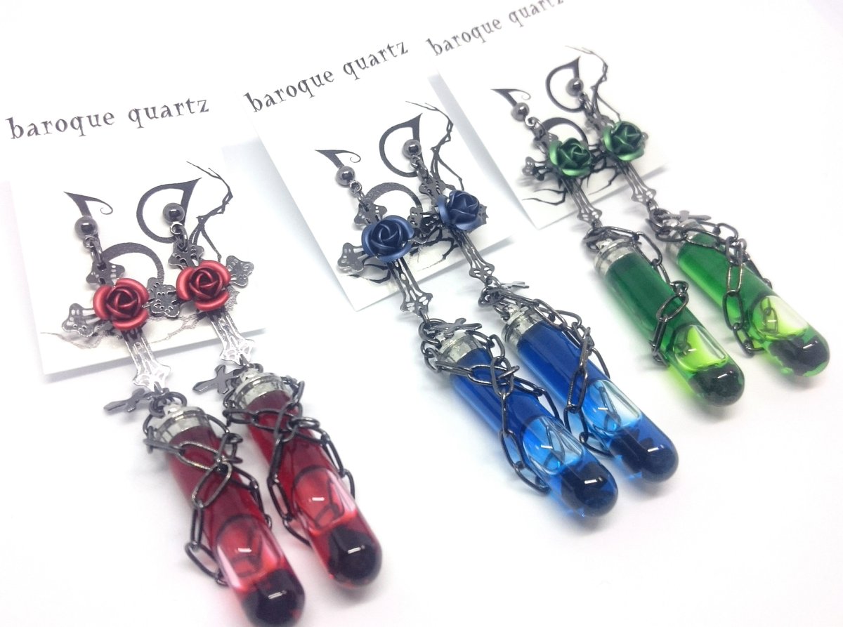 試験管のピアスヽ(・∀・)ノ 薔薇にクロスに蝶々に、ピアスはゴシック