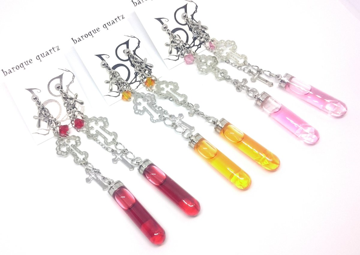 試験管のピアスヽ(・∀・)ノ 薔薇にクロスに蝶々に、ピアスはゴシック