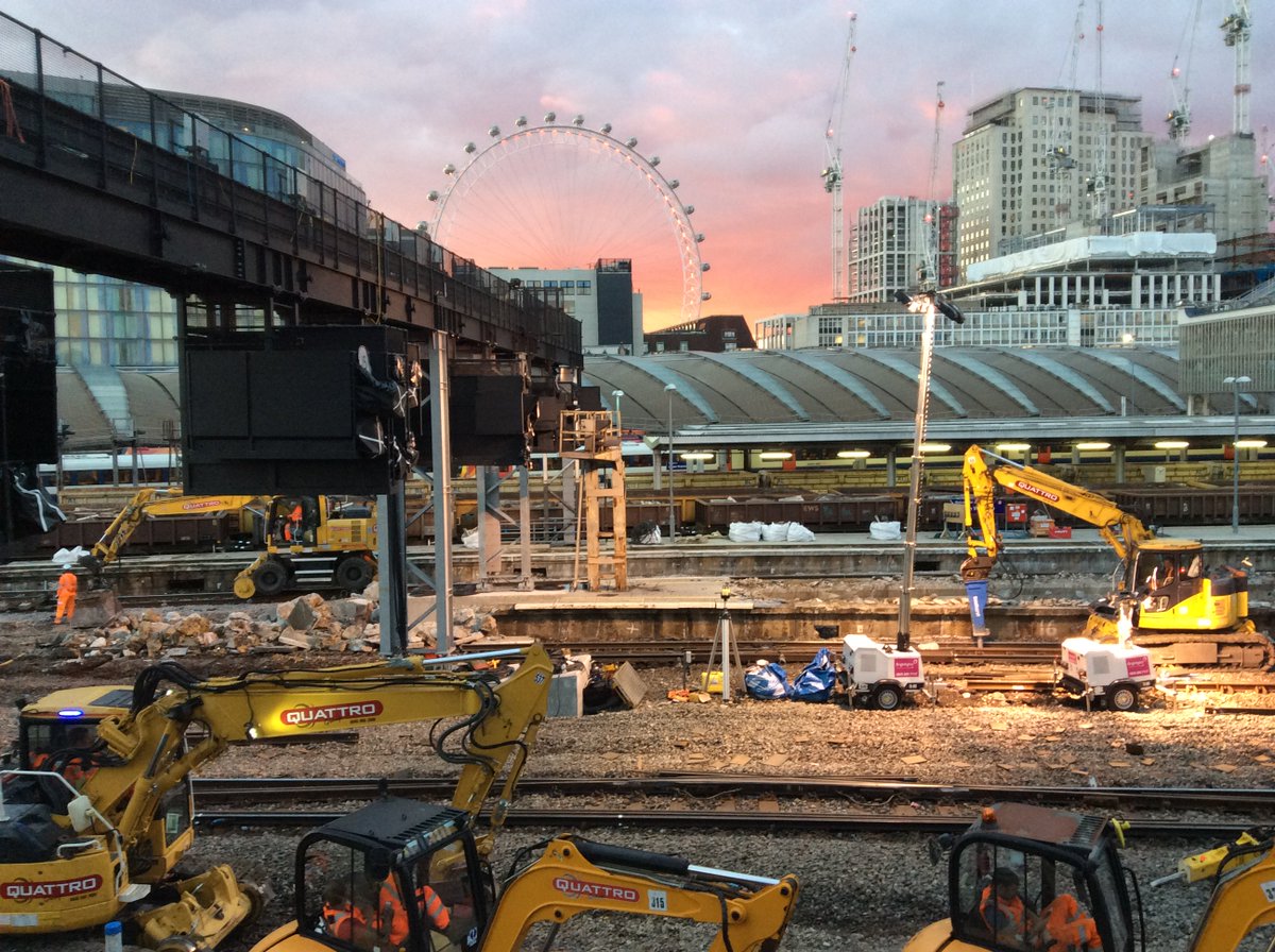 SW_Help's tweet photo. Works don't stop, even to admire this mornings sunrise @LondonWaterloo #orangearmy https://t.co/9FVQ1IG19o