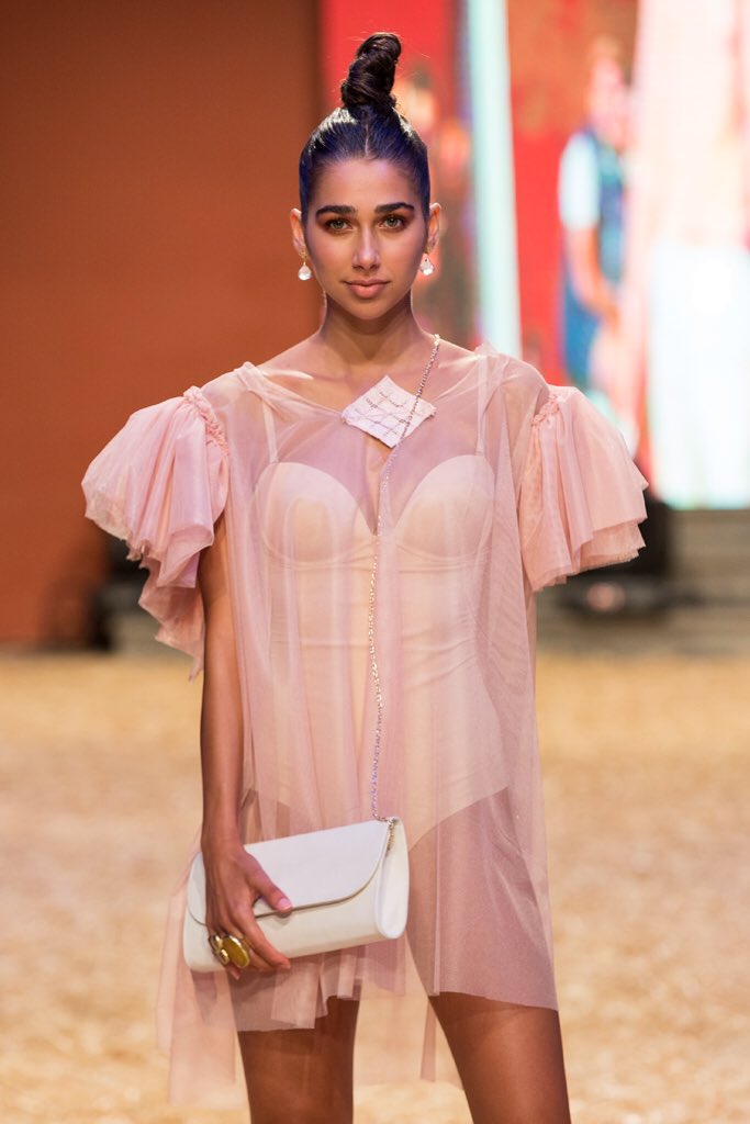 MsLupeCastro's tweet photo. @batista_aday fabulous transparent powder pink creations #modacalada accessorised with #Santicarballo clutches & pouches 📸 @SantiagoLadeiro https://t.co/GwbpPskI7u