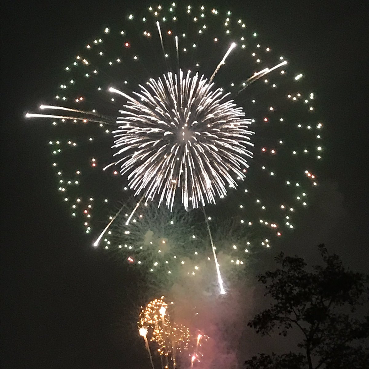 saR_w10's tweet image. 昨日は新米グラビア女優と花火大会行ってきました〜♪( ´θ｀)ノ