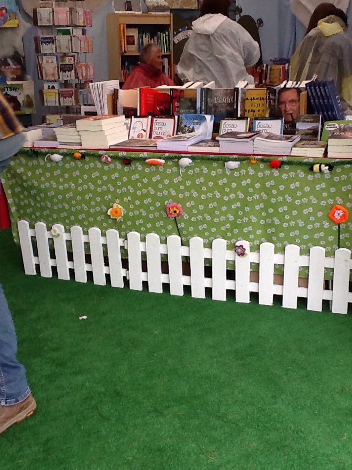 PalasPrint's tweet photo. Dewch i gysgodi rhag y glaw yn ein gardd #garddlyfra #ffensusffion @eisteddfod https://t.co/XBrfKh557H